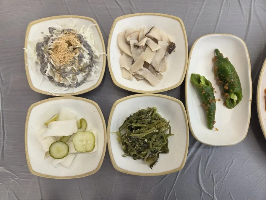 손끝으로 전하는 진심 문구가 적힌 매장 벽면
