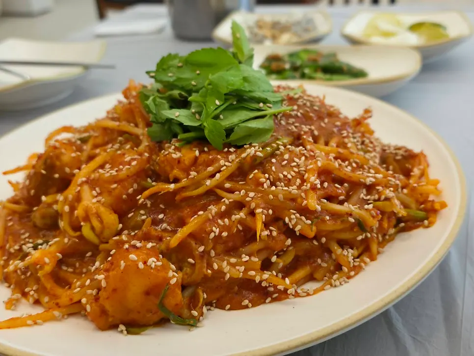 Boneless monkfish stew with plenty of bean sprouts