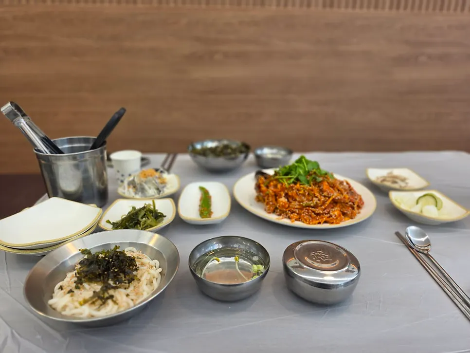 큼직한 해물이 들어간 해물찜 상차림