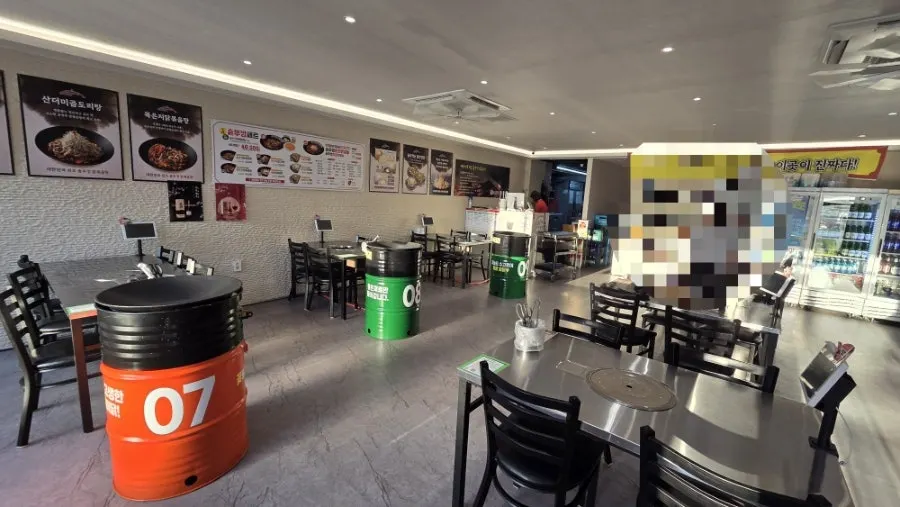 Clean, well-organized interior of Smope Yangnyeom Tongdak Jinju Hadae branch