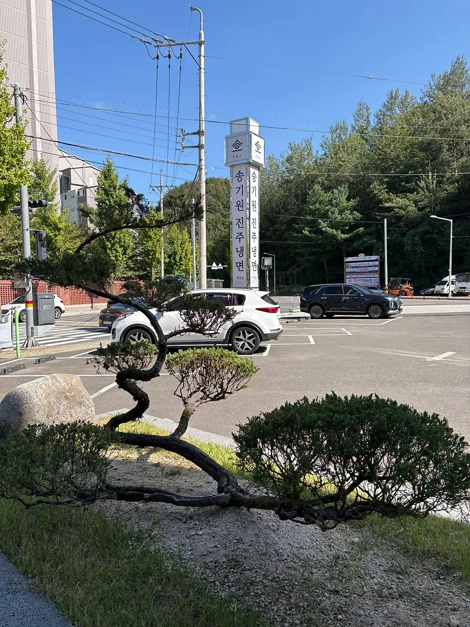 Private parking lot at Songgiwon Jinju Naengmyeon Direct Store