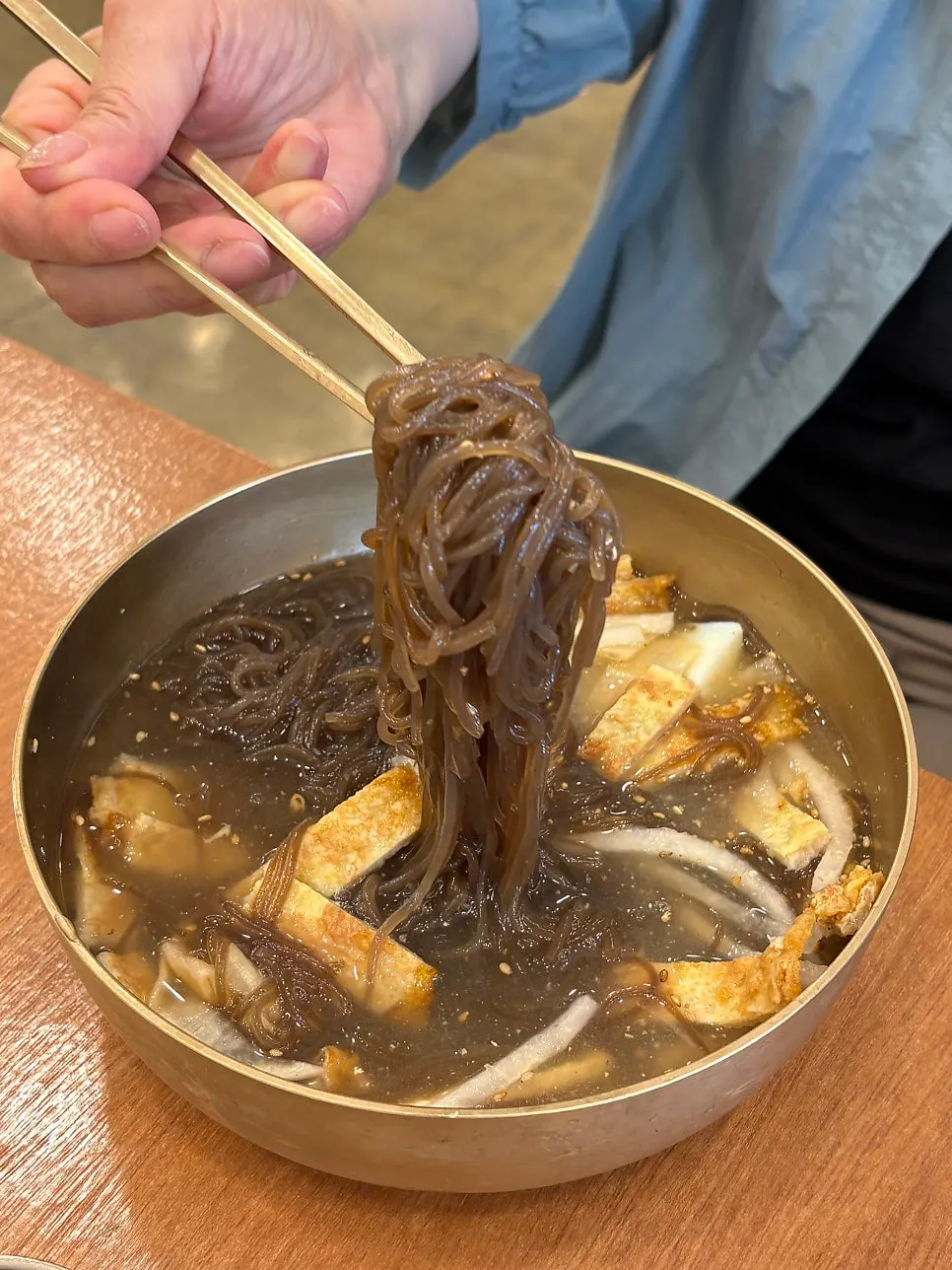 A bowl of Sunjo 1800 mul-naengmyeon