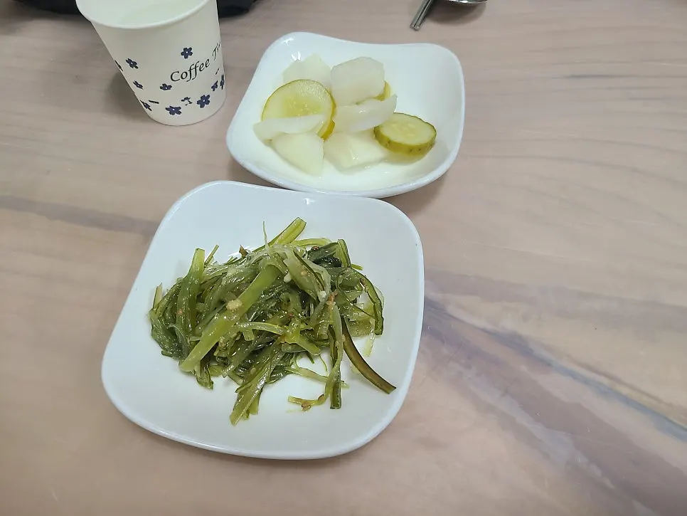 Side dishes including seasoned cucumber and pepper and seaweed stem