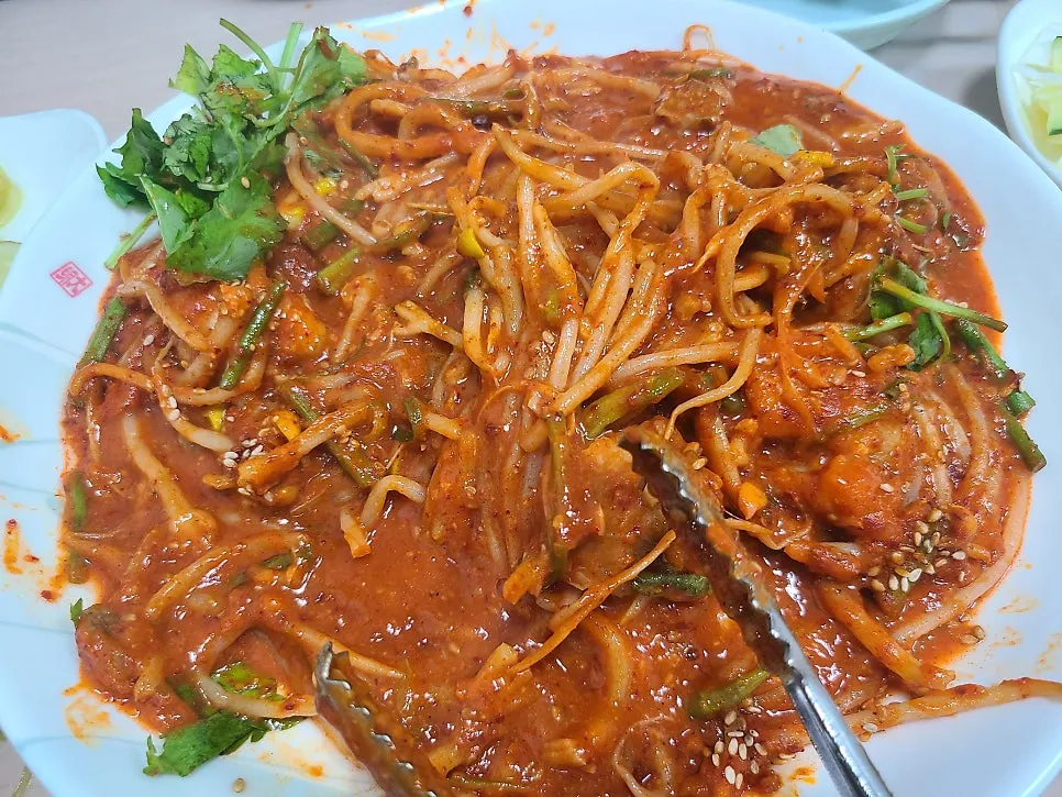 A plate of agujjim with large bean sprouts remaining