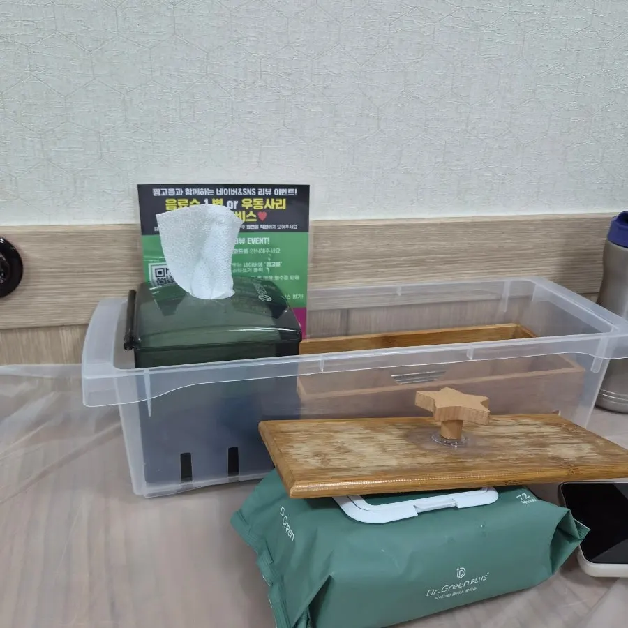 테이블에 세팅된 밑반찬과 수저통