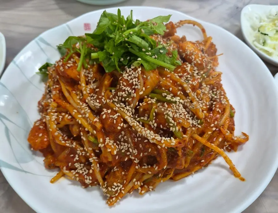 밑반찬과 공기밥이 놓인 상차림