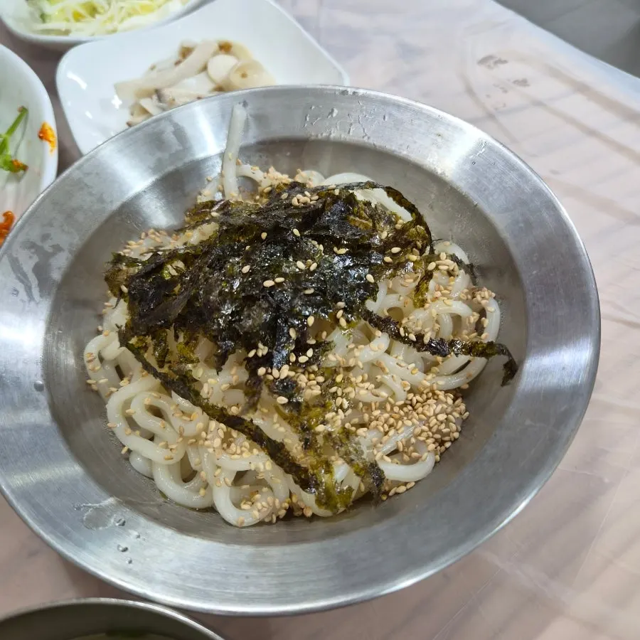 깨 뿌려진 순살아구찜 소 한 접시