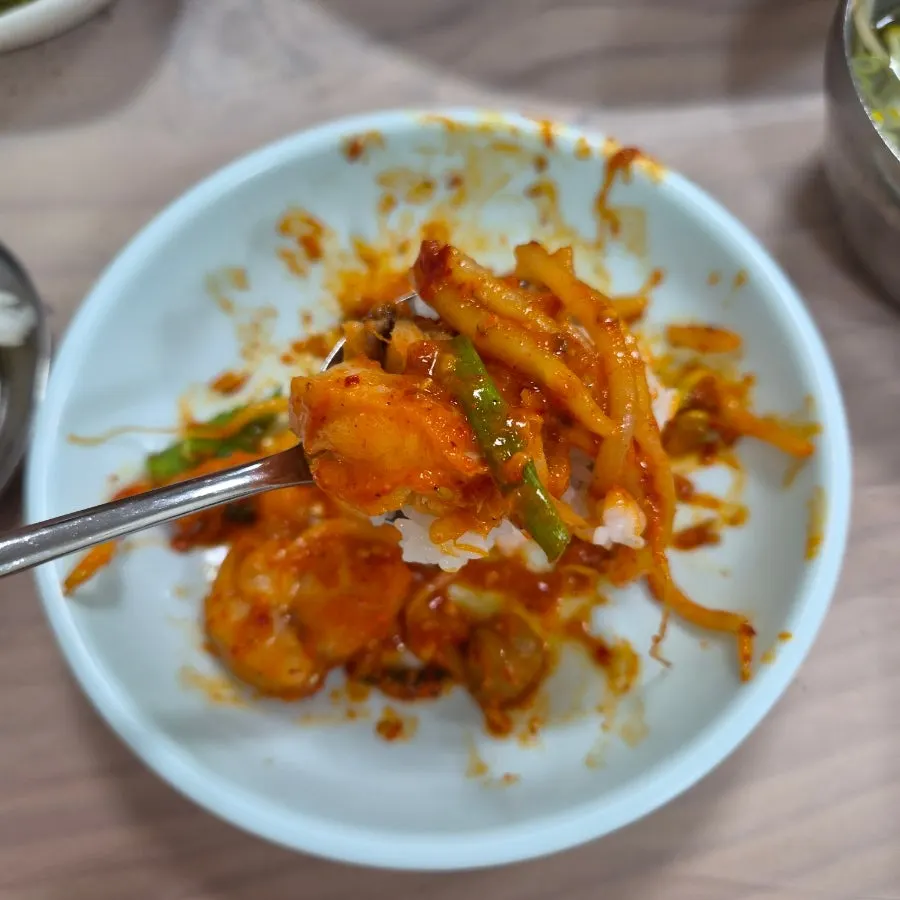 양념에 비빈 우동사리와 콩나물