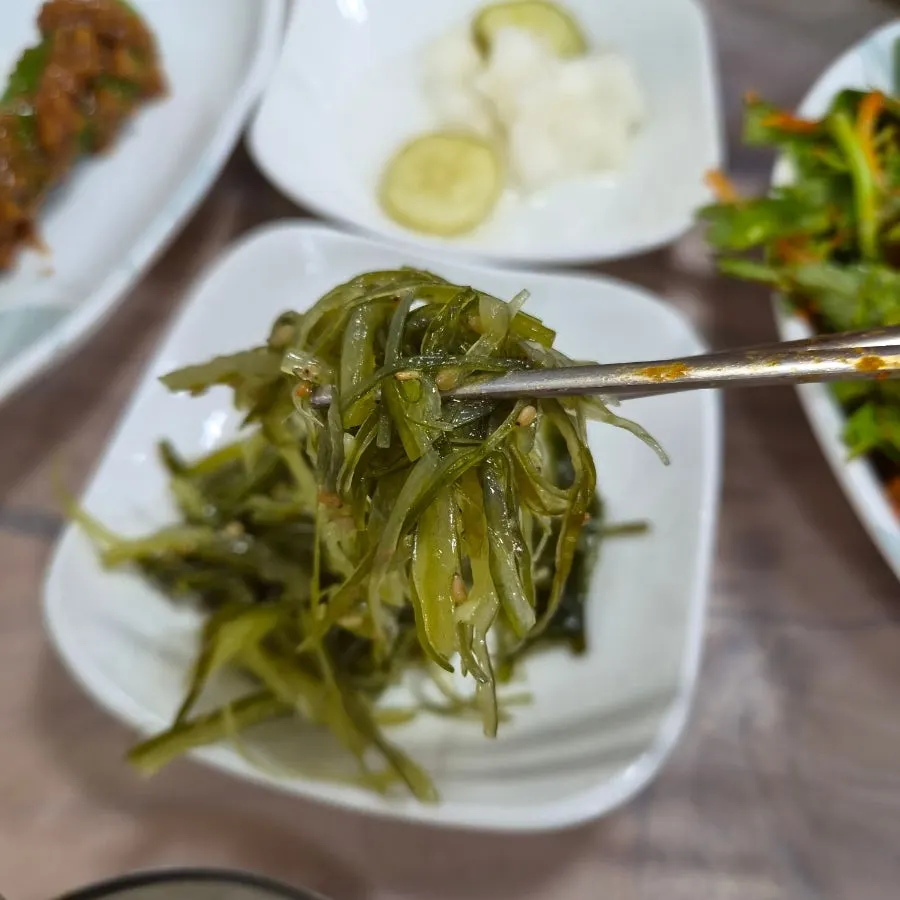 앞접시에 덜어낸 아구찜과 콩나물
