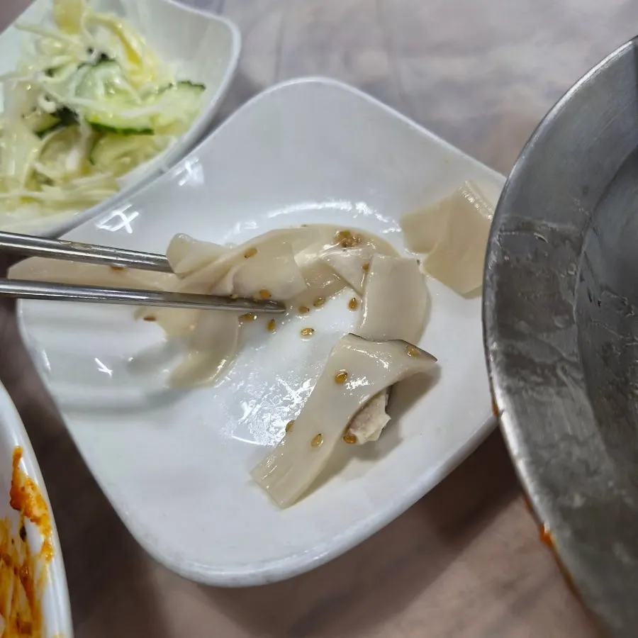 흰밥과 함께 먹는 아구찜 한 술