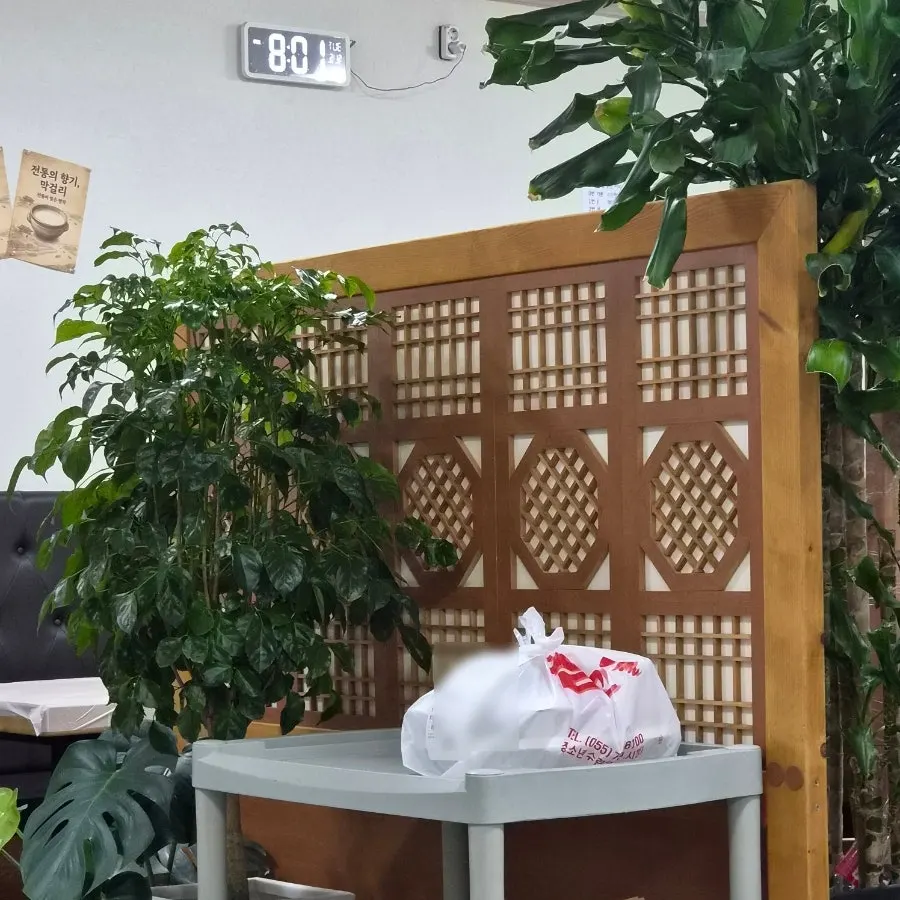 매장 출구 쪽 커피 머신