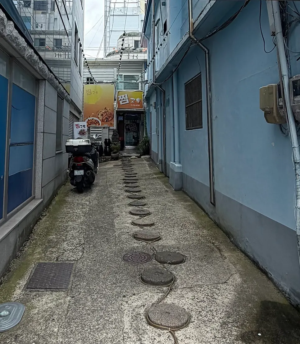 Stone-walled alley leading to Jjimgoeul
