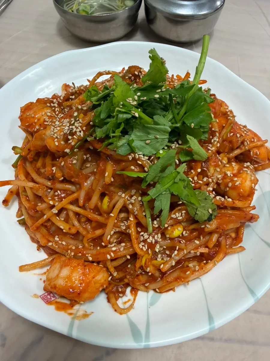 Eating angler fish and bean sprouts together with rice