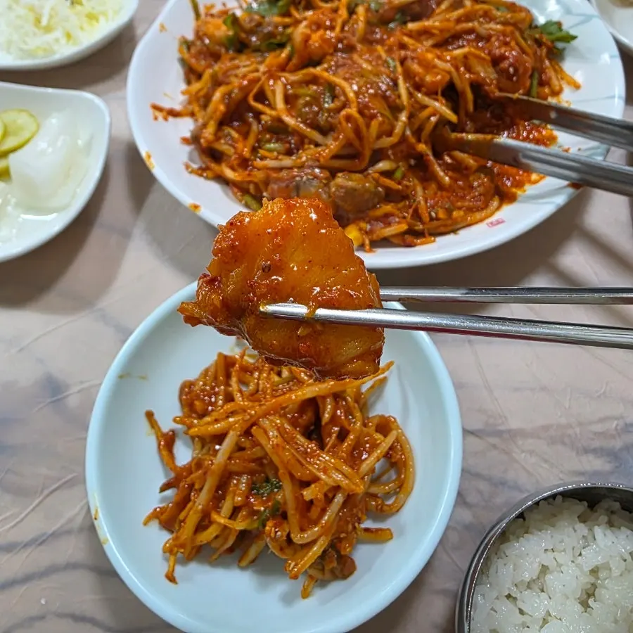 콩나물과 아구살을 집어 든 모습