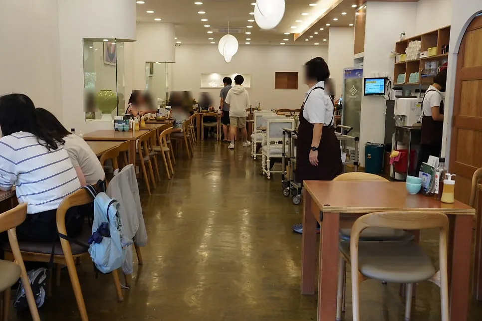 송기원진주냉면 직영점 건물 외관과 주차장