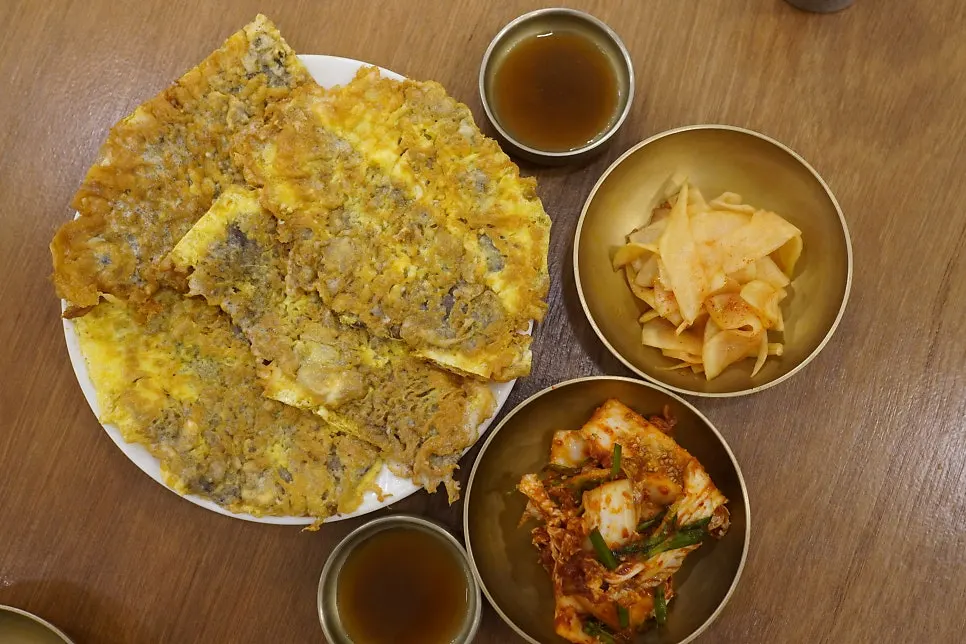 접시에 담겨 나온 송기원진주냉면 우전
