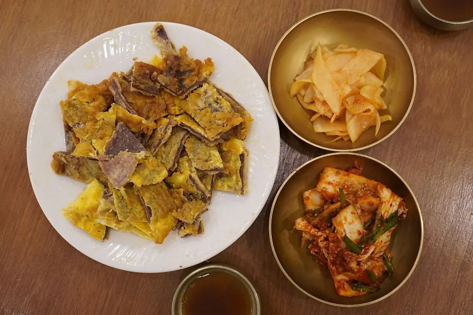 우전 한 조각을 집어 든 모습
