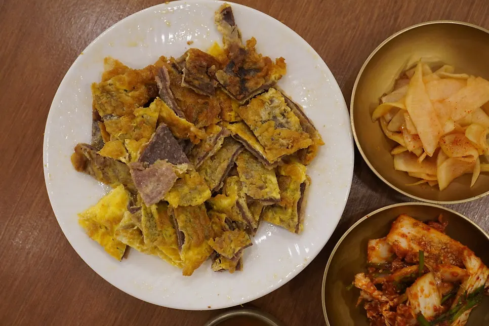 2-3인용으로 넉넉하게 담긴 우전 한 접시