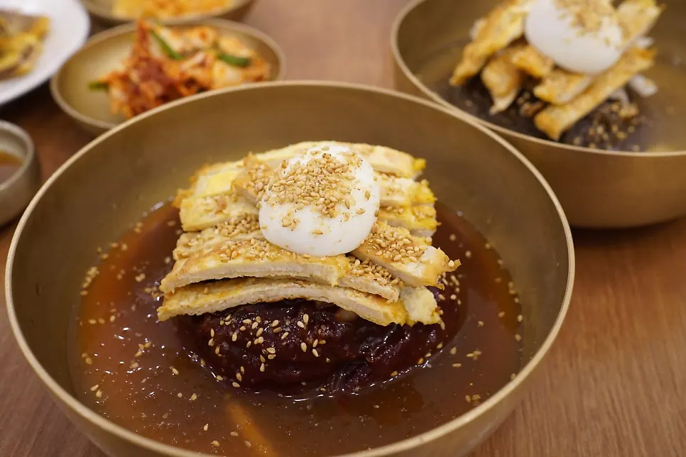 맑은 육수가 담긴 진주 물냉면 그릇