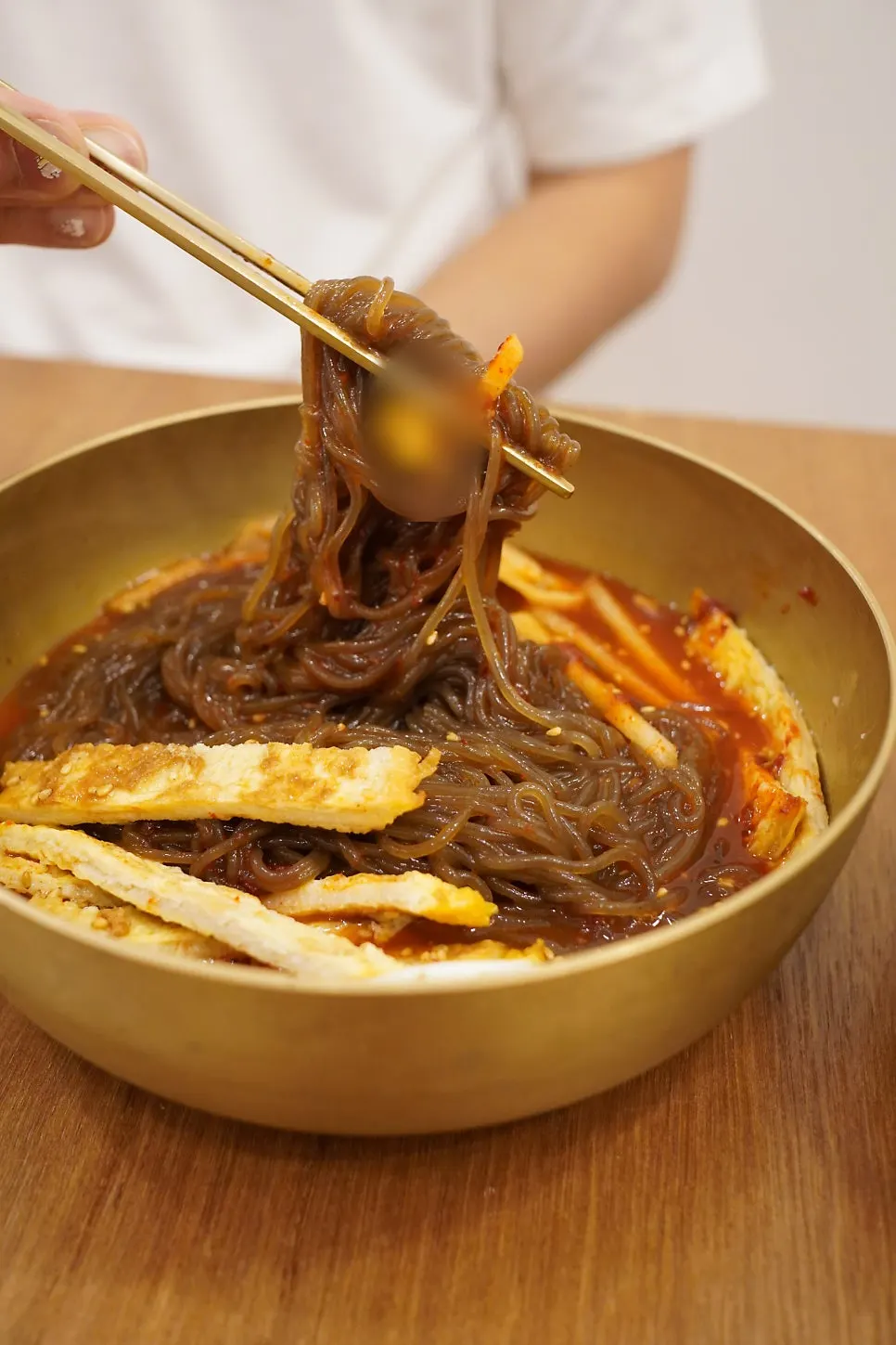 세로로 담은 물냉면 육수와 고명