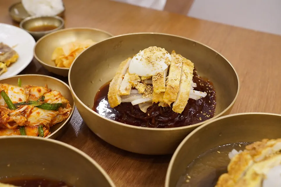 섞음냉면 면을 비벼 들어올린 모습