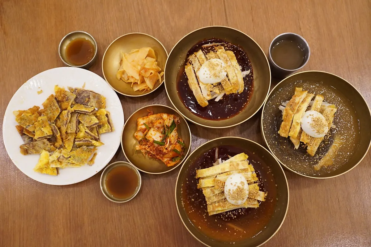 비빔냉면 논개 1593년과 함께 나온 컵 육수
