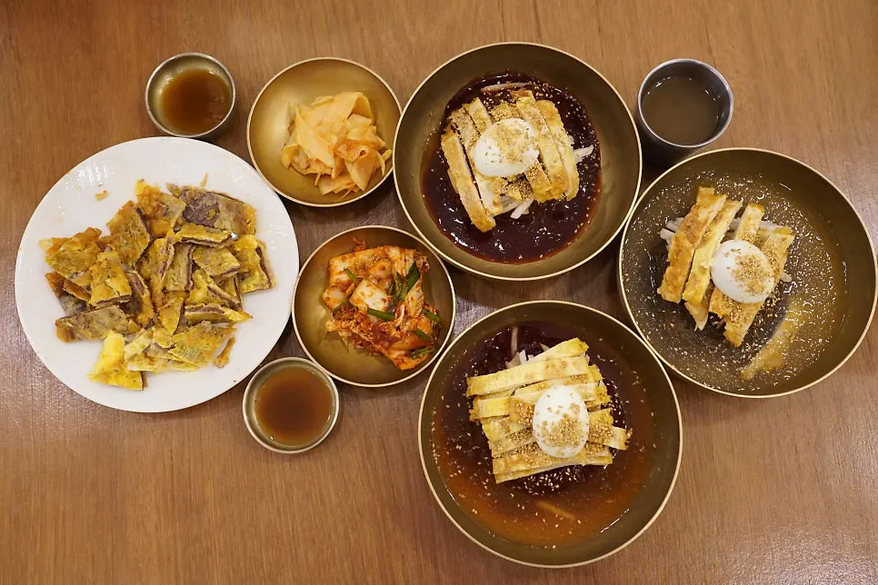 빨간 양념이 올라간 진주 비빔냉면