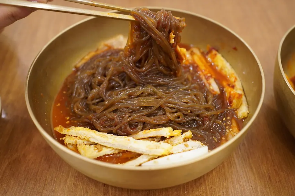 물냉면과 비빔냉면을 나란히 놓은 모습