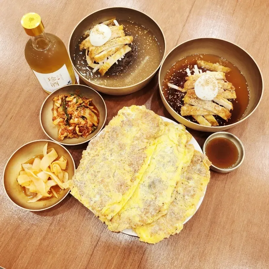 Table set with the ordered dishes