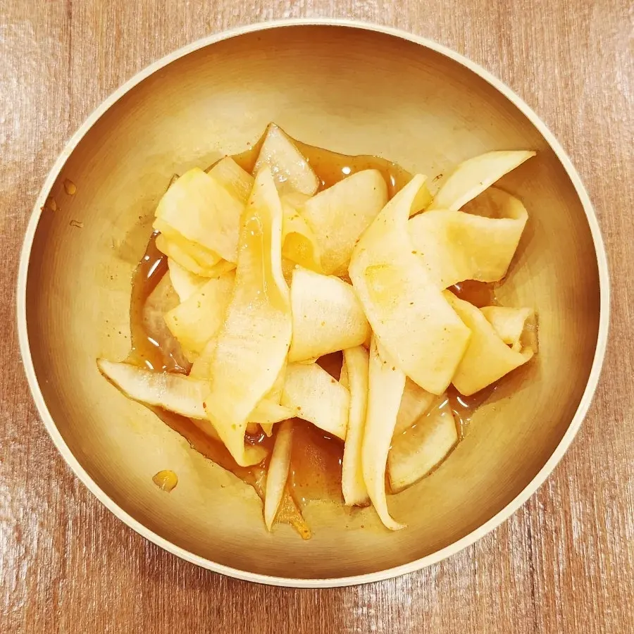 Pickled radish side dish