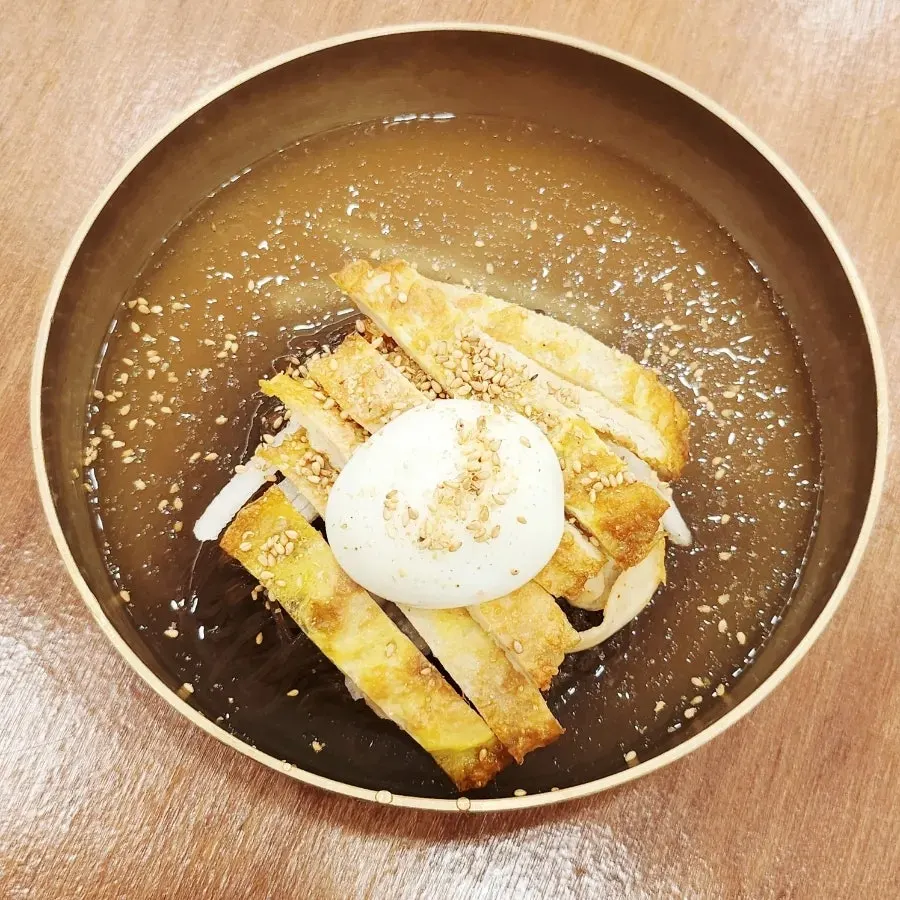 A bowl of Sunjo 1800 mul-naengmyeon