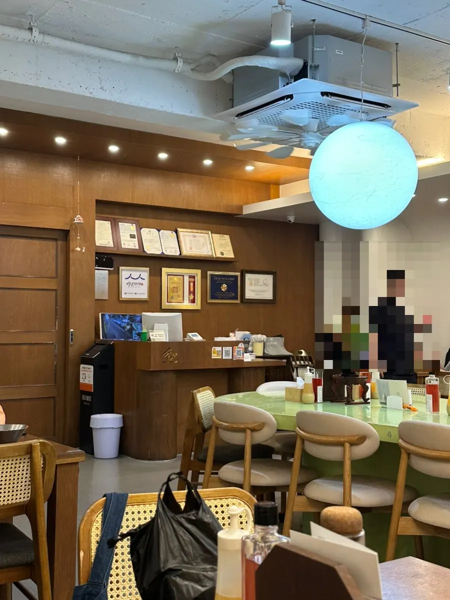 4인 테이블과 일렬 좌석