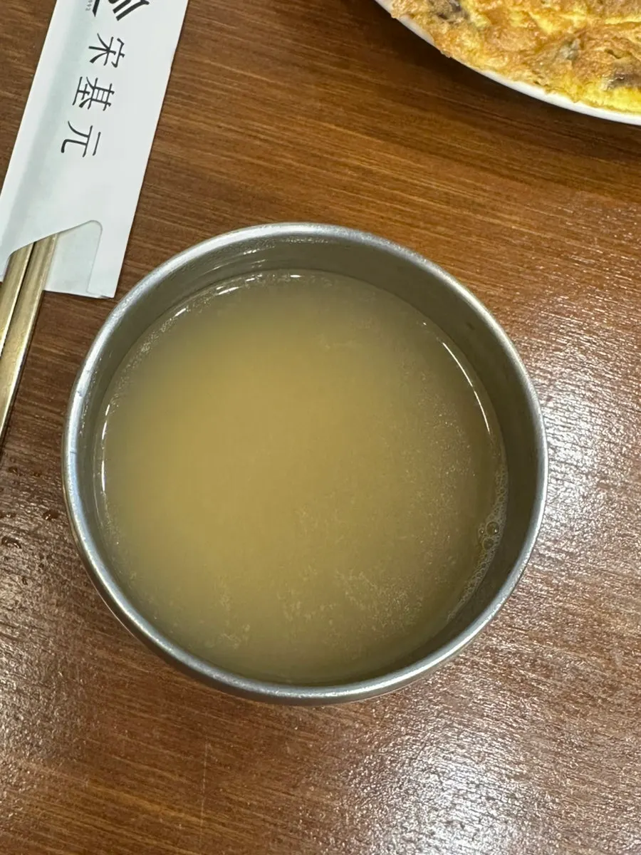 컵에 담은 따뜻한 온육수