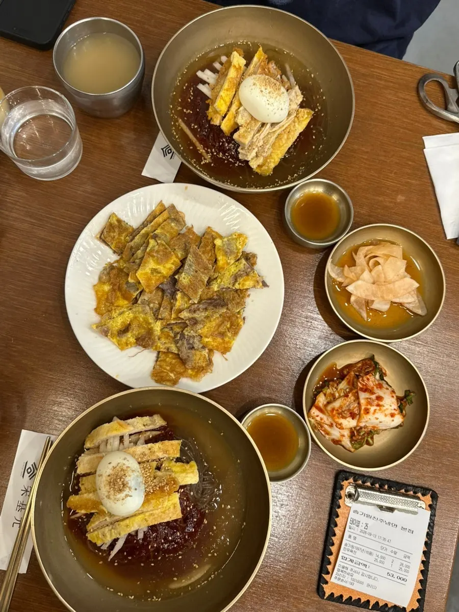 우전 한 점을 집은 모습