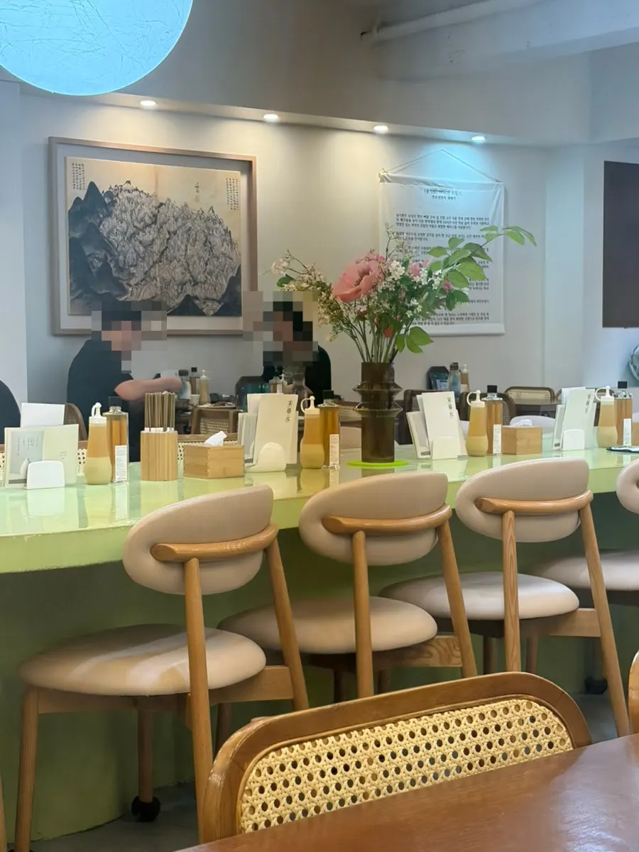 Japanese restaurant-like interior atmosphere