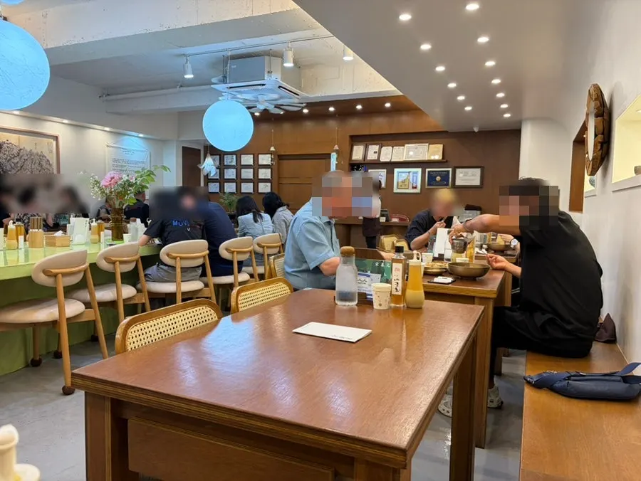Song Giwon Jinju Naengmyeon interior at lunchtime