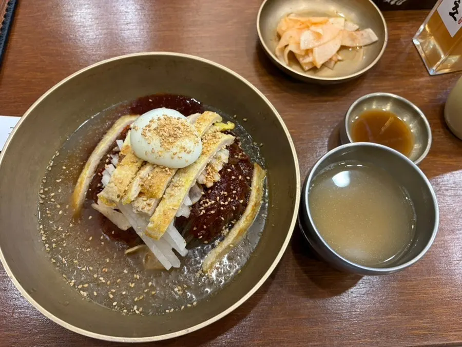 Full table of mixed naengmyeon and ujeon