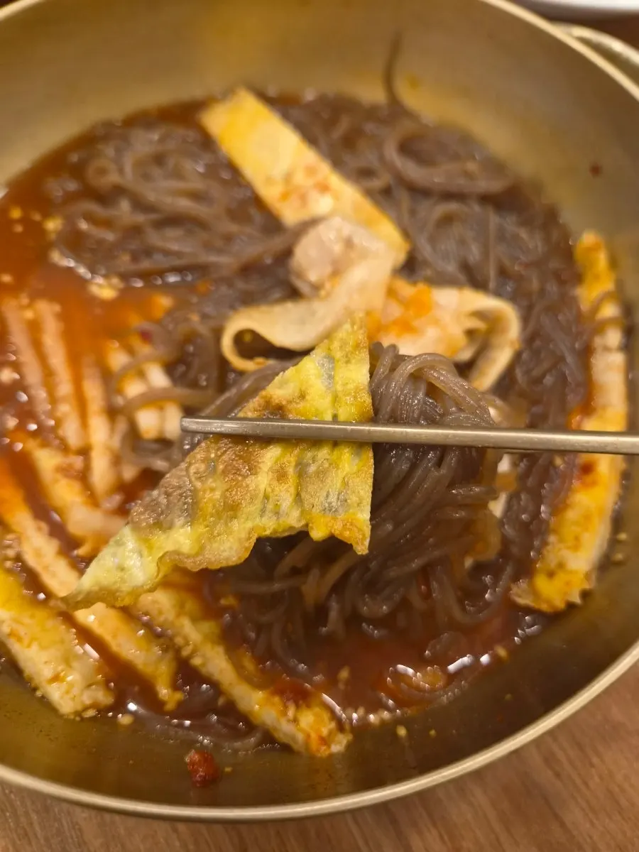 양념장에 찍은 육전 한 점