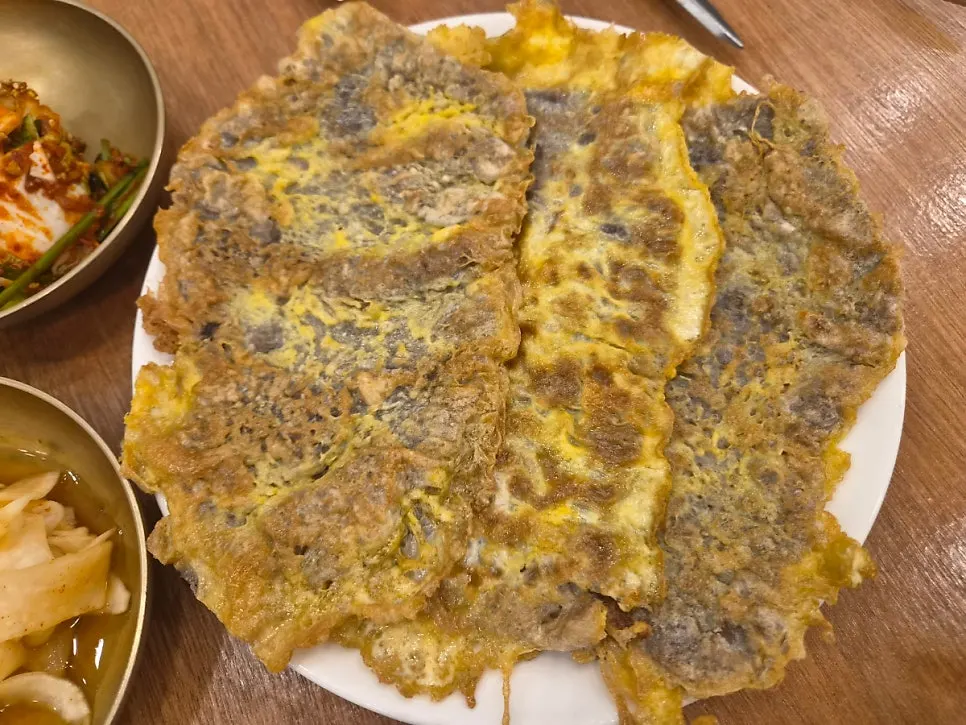 냉면과 함께 곁들인 우전 한 접시