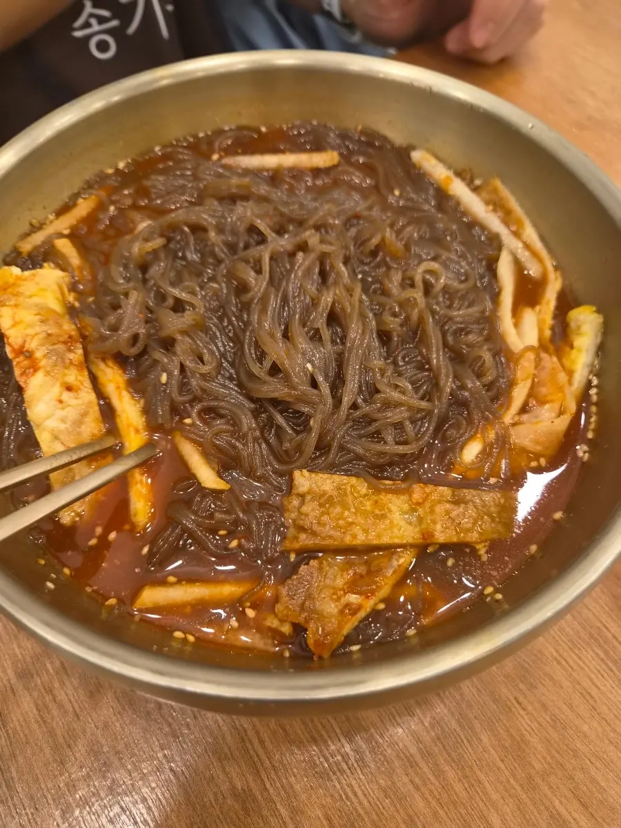 면이 보이지 않을 만큼 쌓인 냉면 고명