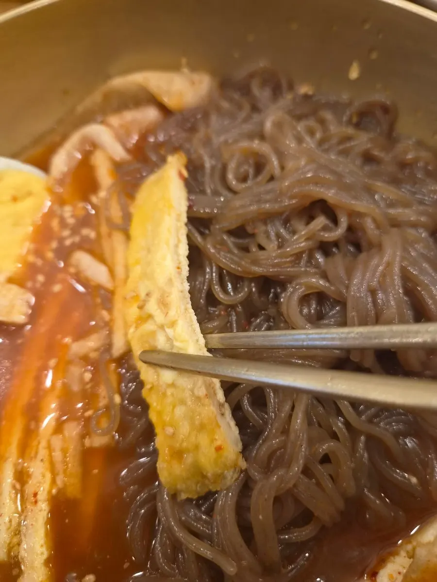 젓가락으로 들어 올린 냉면 면발