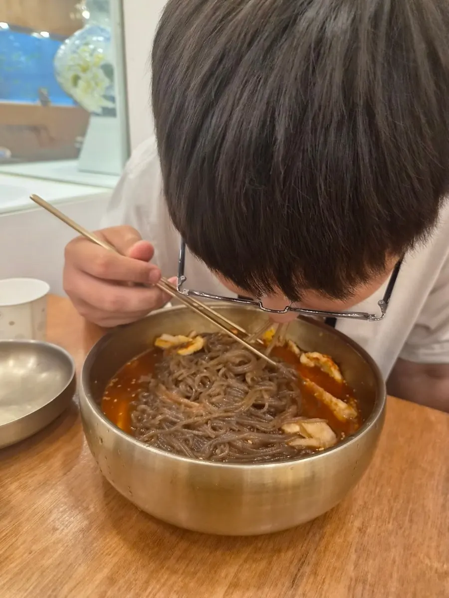 탱글한 메밀 면발 면치기 장면