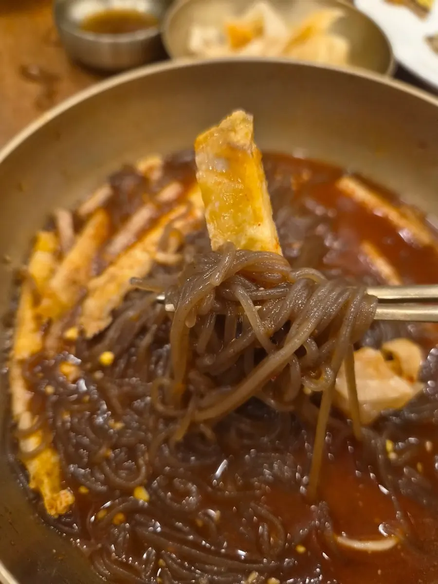 온육수와 냉면이 함께 놓인 테이블