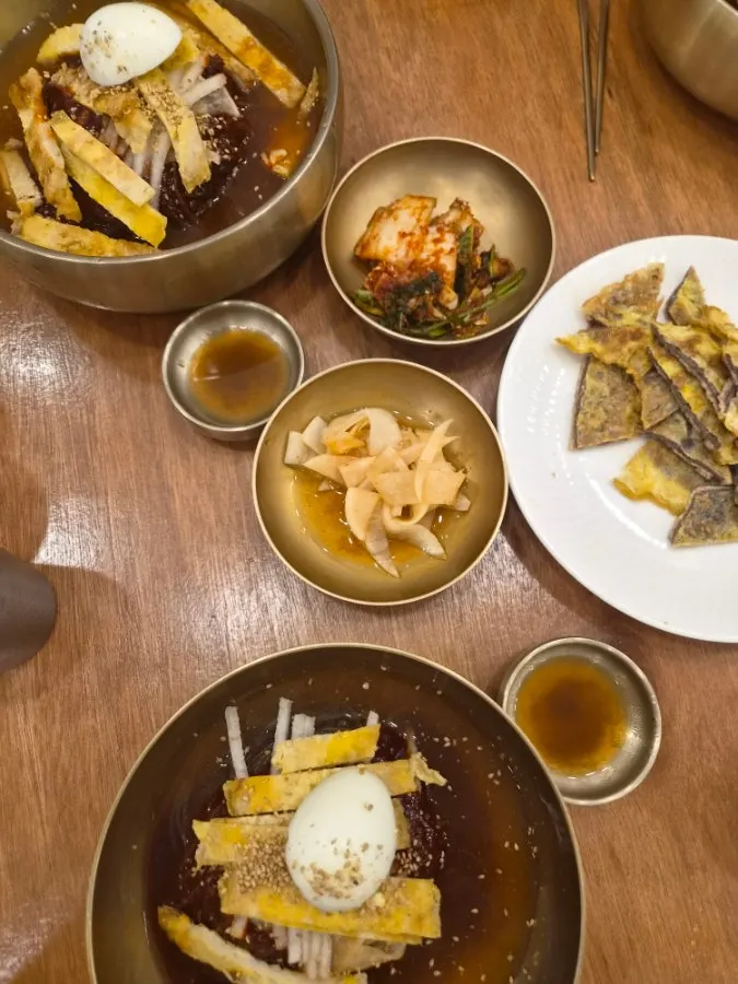 바닥까지 비운 냉면 그릇