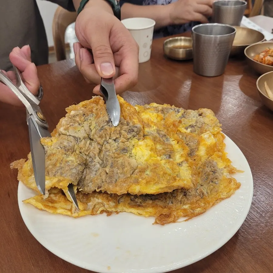 계란물 입힌 얇은 한우육전 한 접시