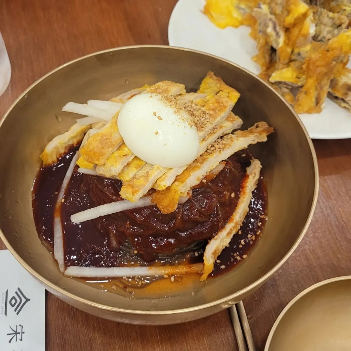 육전과 함께 차려진 진주냉면 한상
