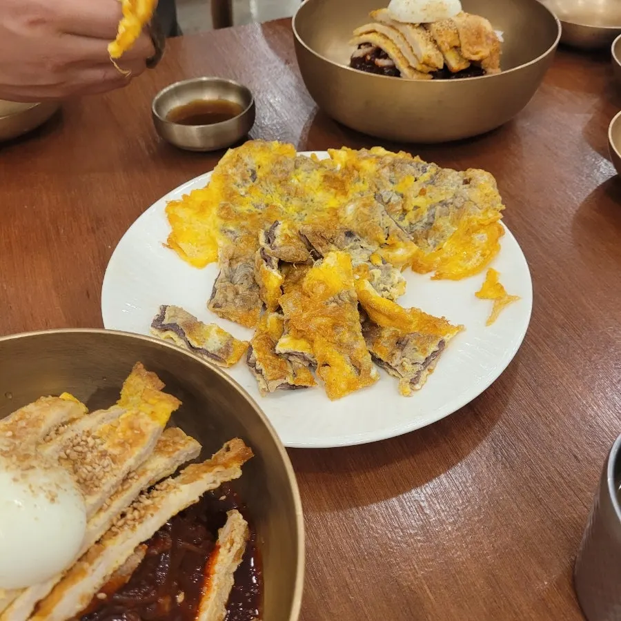 육전 고명이 가득 올라간 비빔냉면