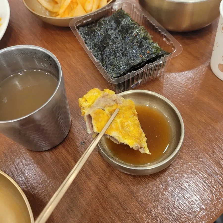 비빔냉면에 육전을 올려 싸먹는 모습