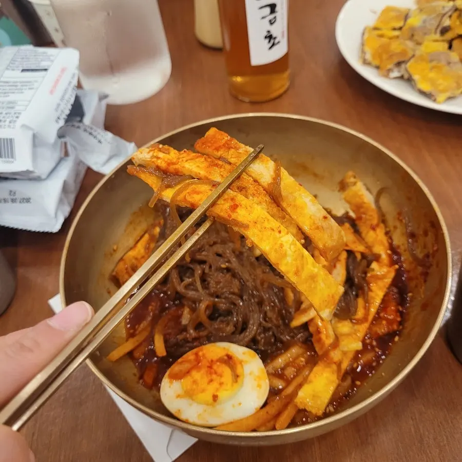 굵은 면발과 배 고명이 보이는 비빔냉면