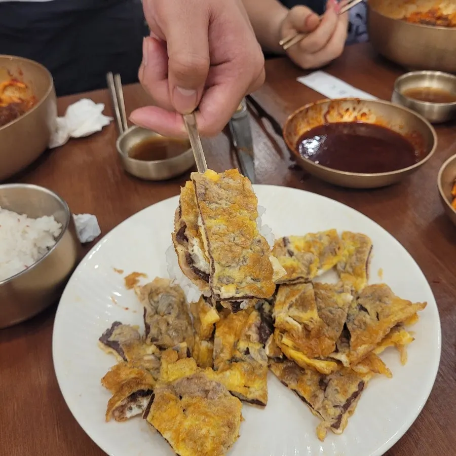 남은 밥에 육전을 올린 밥반찬 한 입